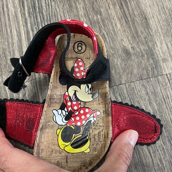 Minnie Mouse size 6 sandals - Picture 2 of 3